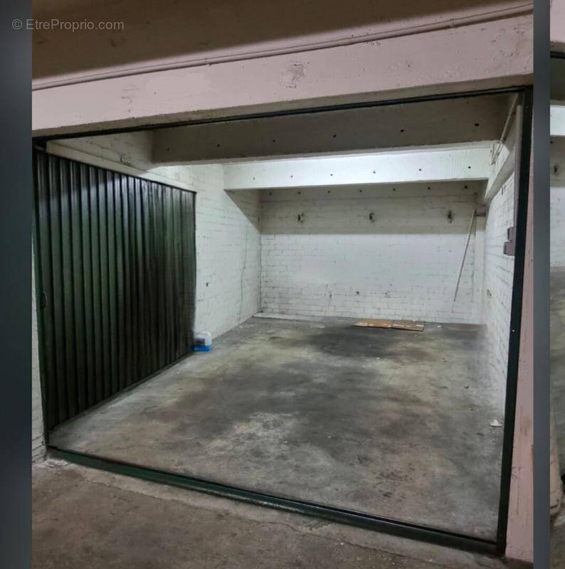 Parking à PARIS-16E