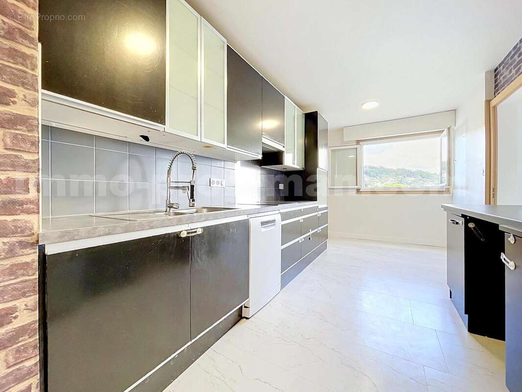Appartement_T5_Annemasse_belle_superficie_prox_frontière_Suisse_tram_Ceva_direction_GENEVE_Frontaliers_Salon_séjour_dégagement_Chambre_salle_de_bain_grand-balcon_ - Appartement à ANNEMASSE
