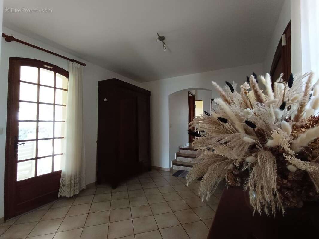 Maison sur demi-niveau spacieuse avec grand garage - photo 12