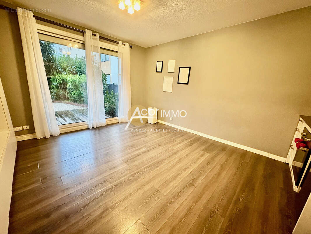 COUP DE COEUR-Bel appartement  2 CHAMBRES en REZ DE JARDIN et 1 Parking privatif - photo 3