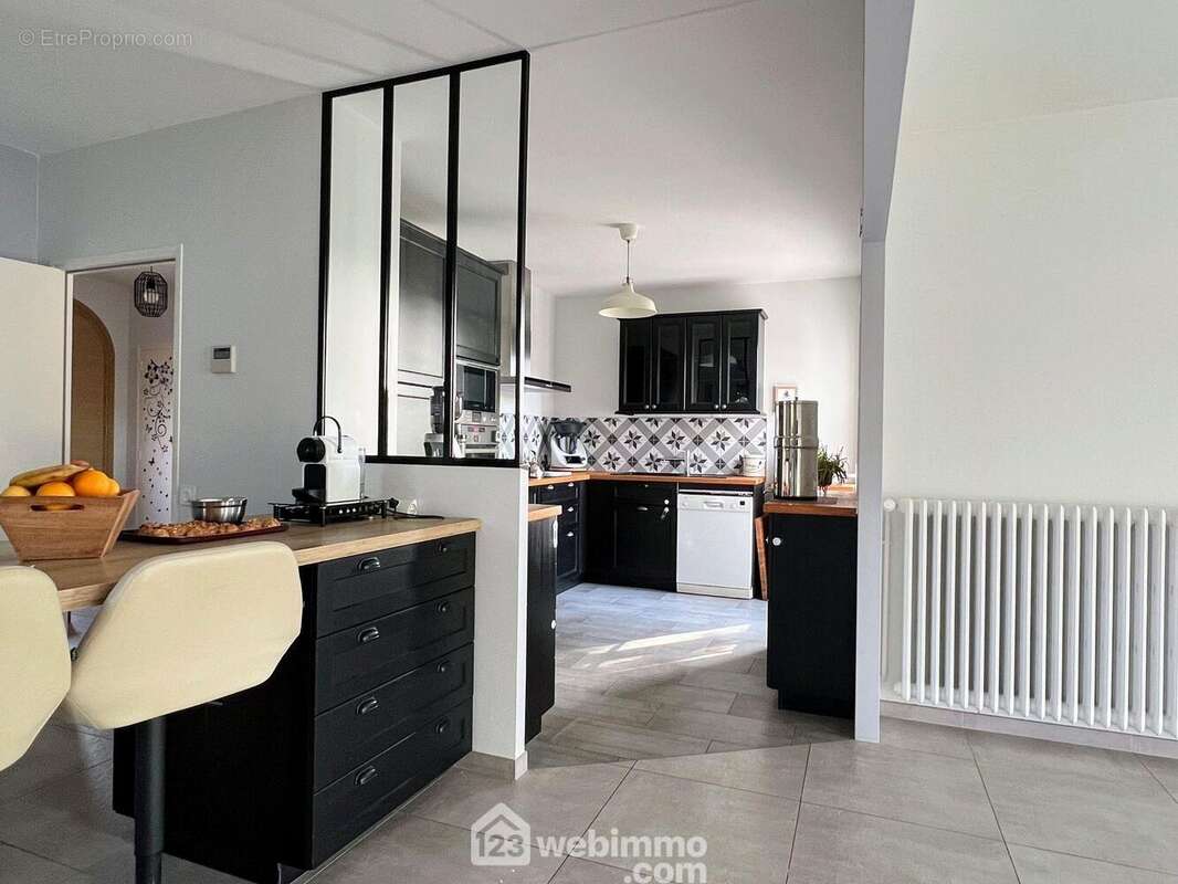 ... et communique avec une cuisine... - Maison à CHALONNES-SUR-LOIRE