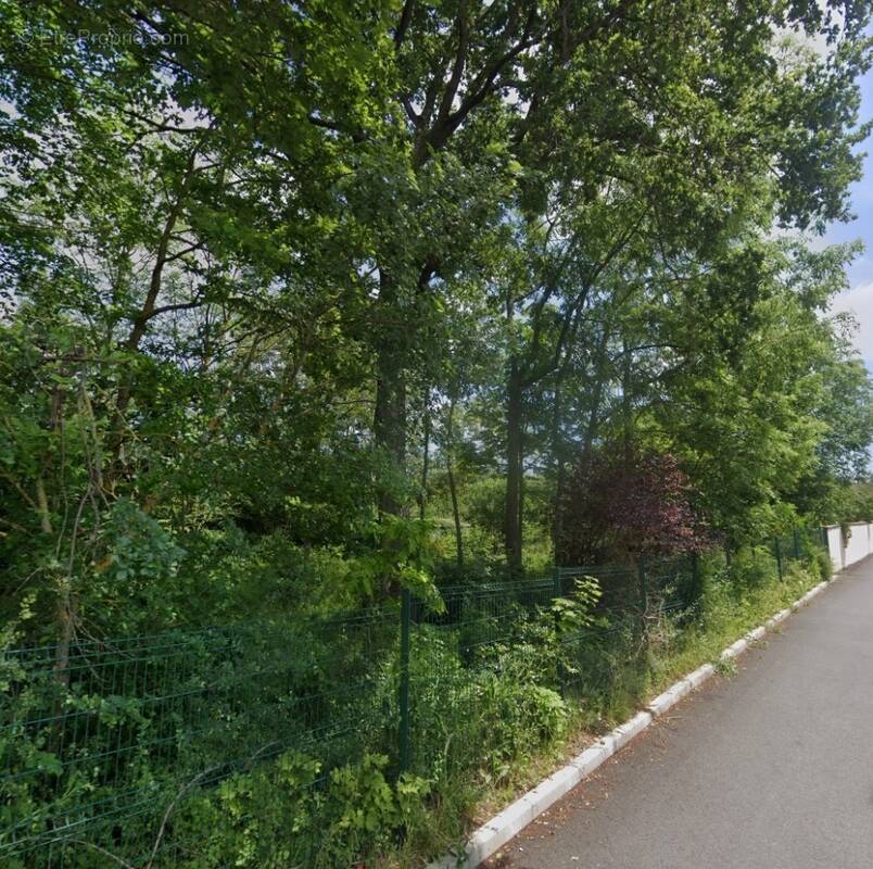 Terrain à SAINT-GERMAIN-LES-ARPAJON