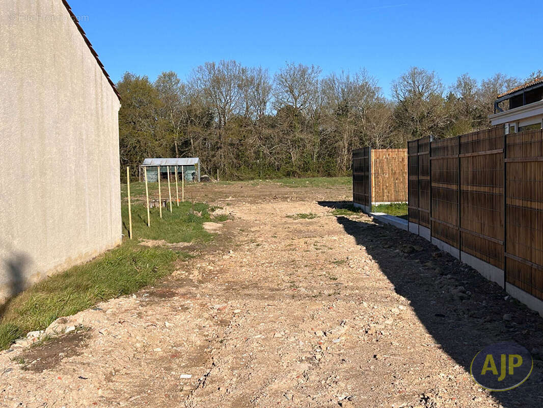 Terrain à TALMONT-SAINT-HILAIRE
