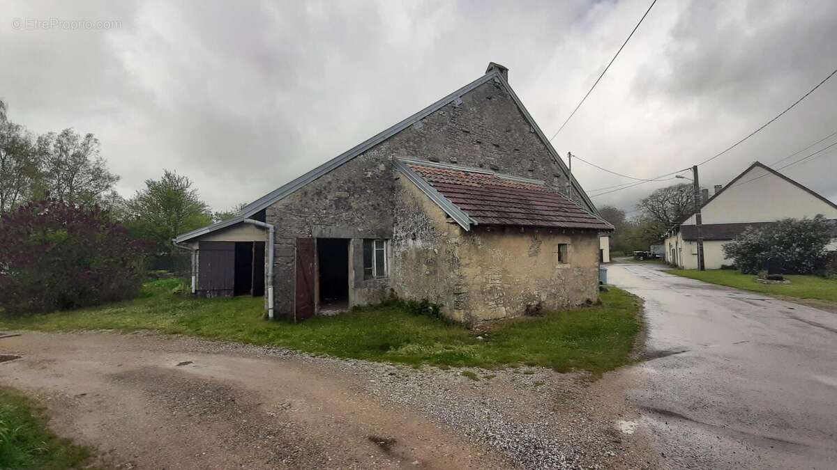 Maison 100 m² à Orgelet  - photo 2