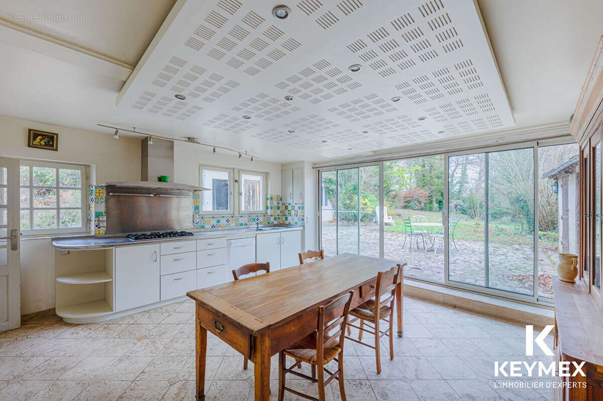 Maison bourgeoise 10  piéces,8 chanbres dont studio indépendant,dépendances sur 1615 M² de terrain plat - photo 4
