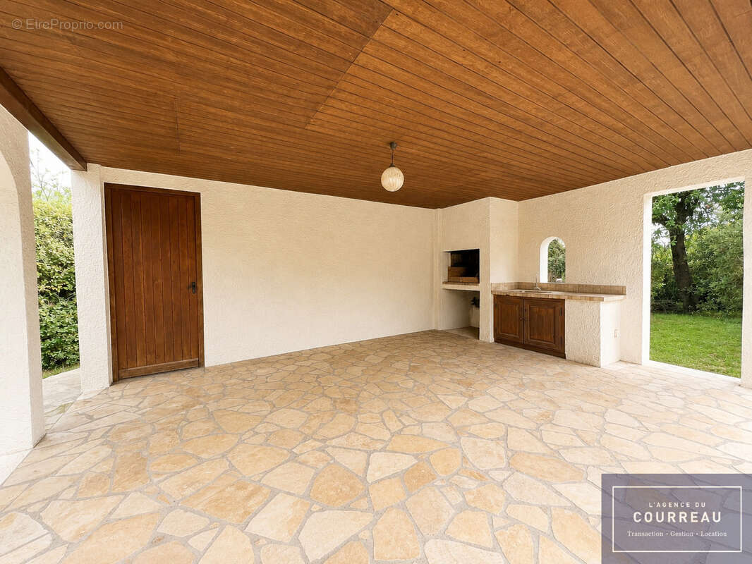 Villa de caractère de 281 m2 sur parcelle arborée de 2 000 m2 - photo 3