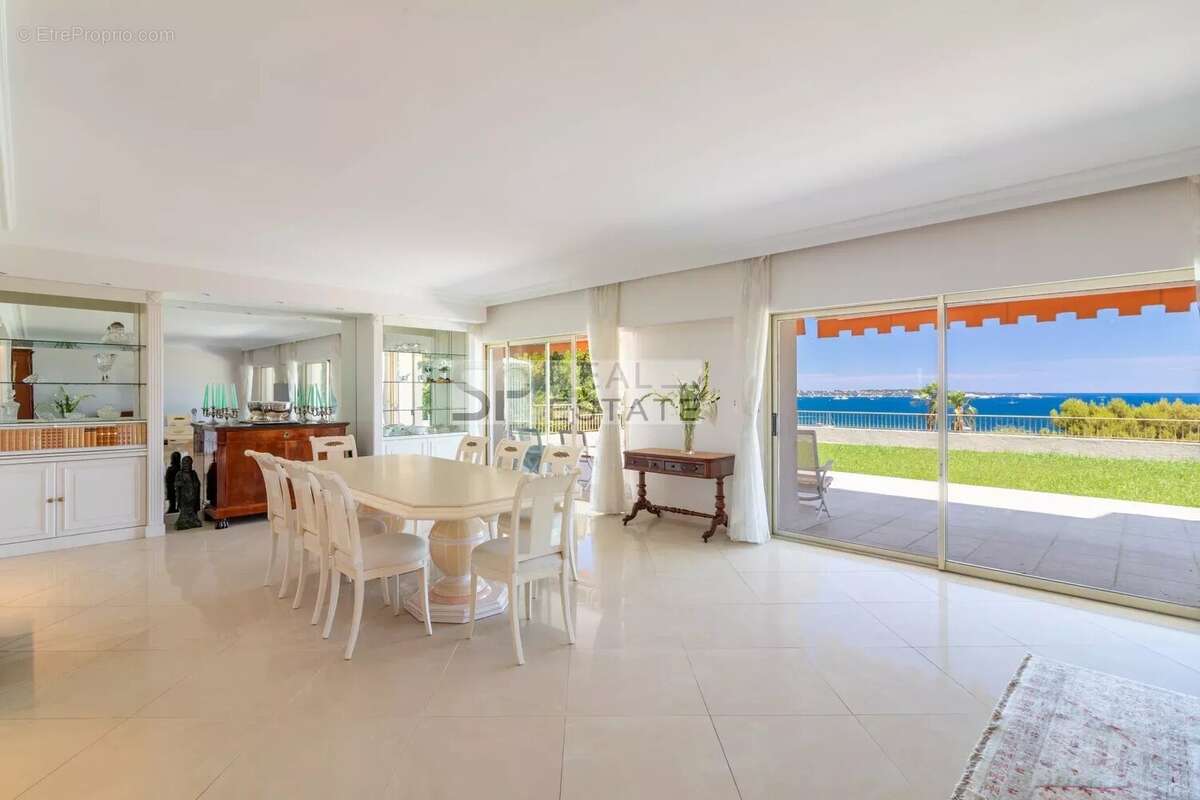 Appartement à VALLAURIS