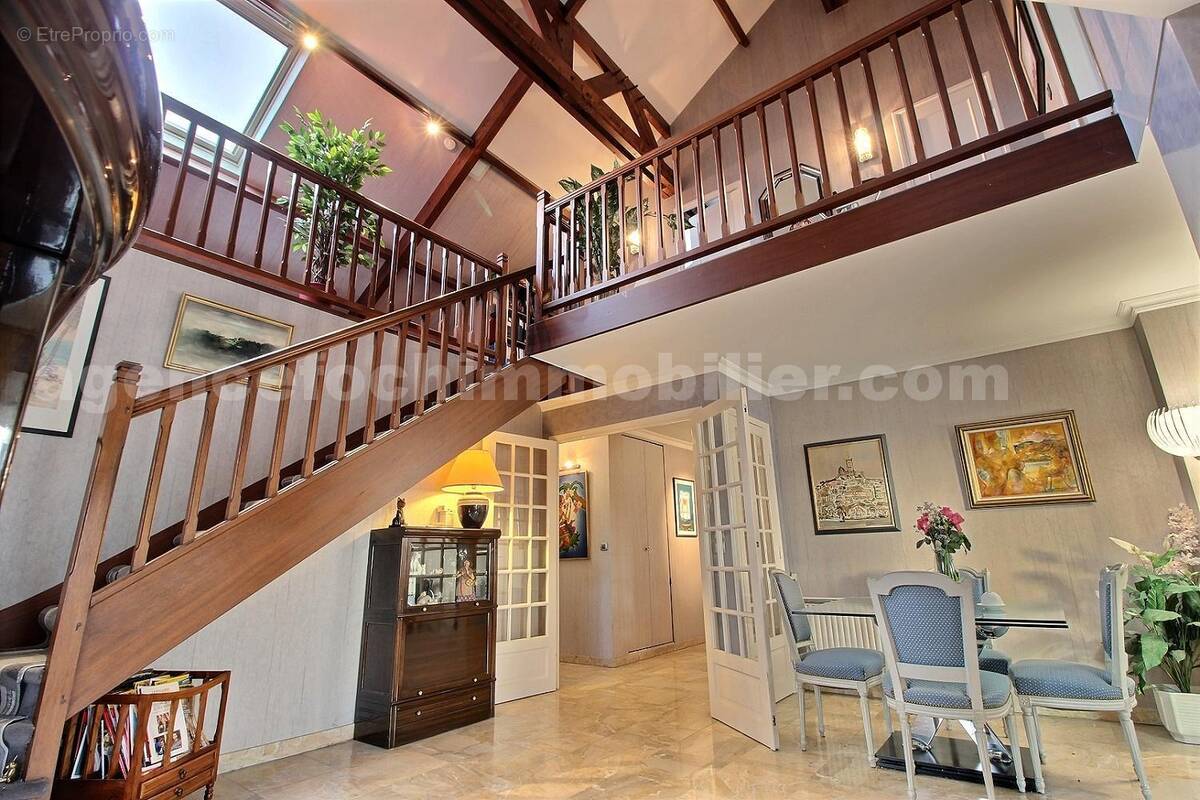 exposio_131706341 - Commerce à SAINT-MAUR-DES-FOSSES