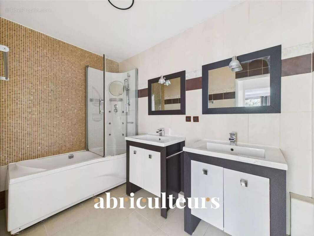 Appartement à COURBEVOIE