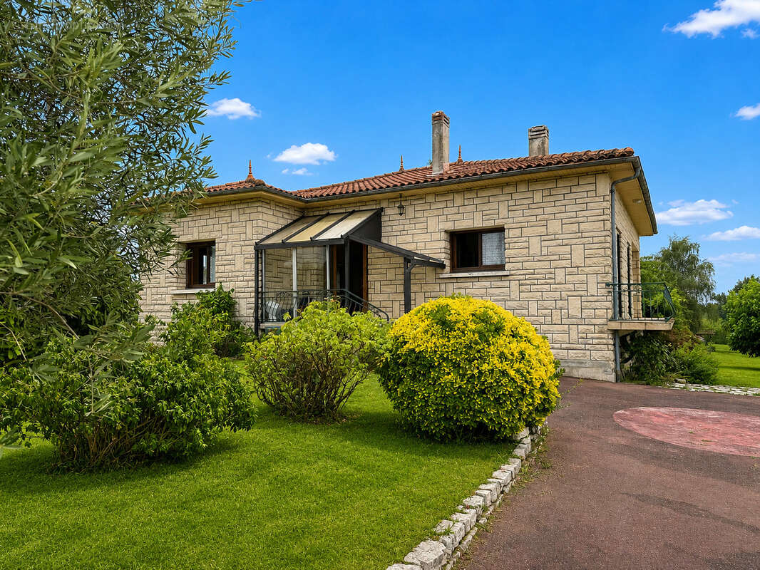 Maison à LA ROCHE-CHALAIS