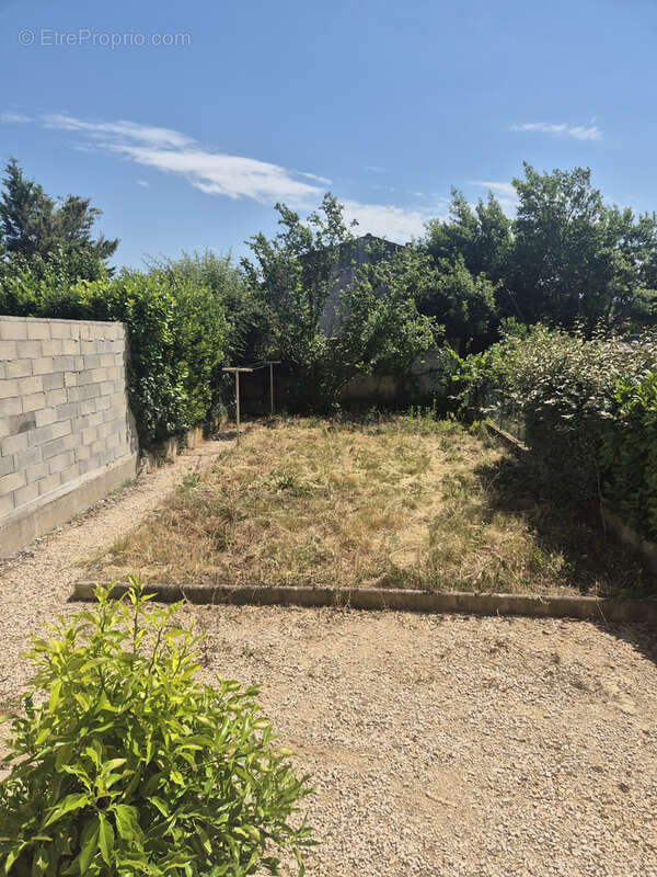 Lambesc, maison de type 4 en centre village avec garage et terrain. - photo 2