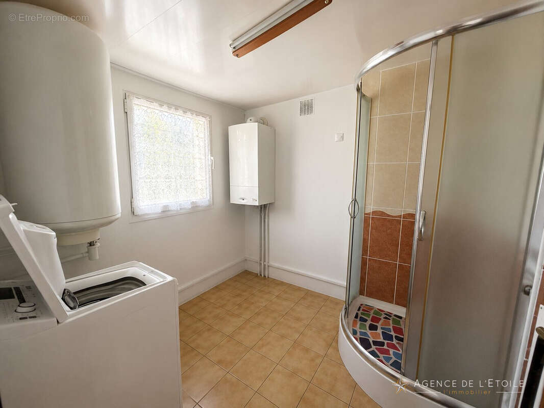 BUANDERIE AVEC DOUCHE