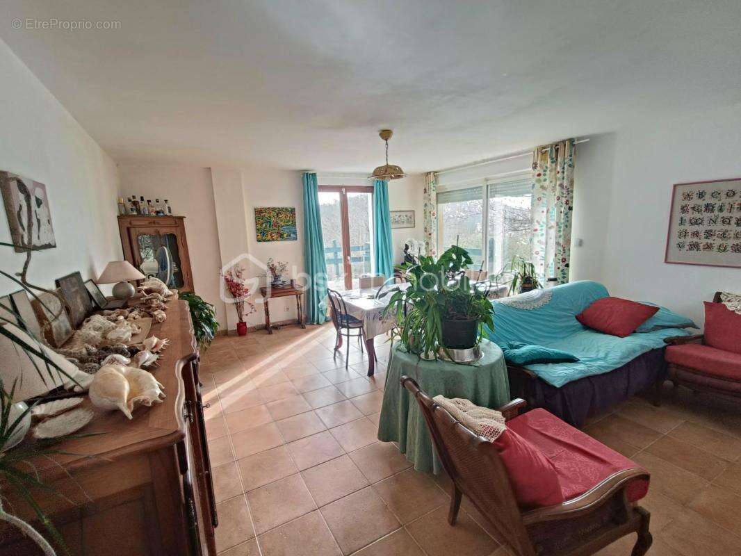 Ensemble Immobilier comprenant 2 maisons avec Piscine + Annexes sis sur 1 Terrain de 2.5 Hectares - photo 7