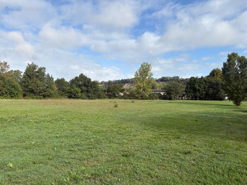 Terrain à SAINT-SULPICE