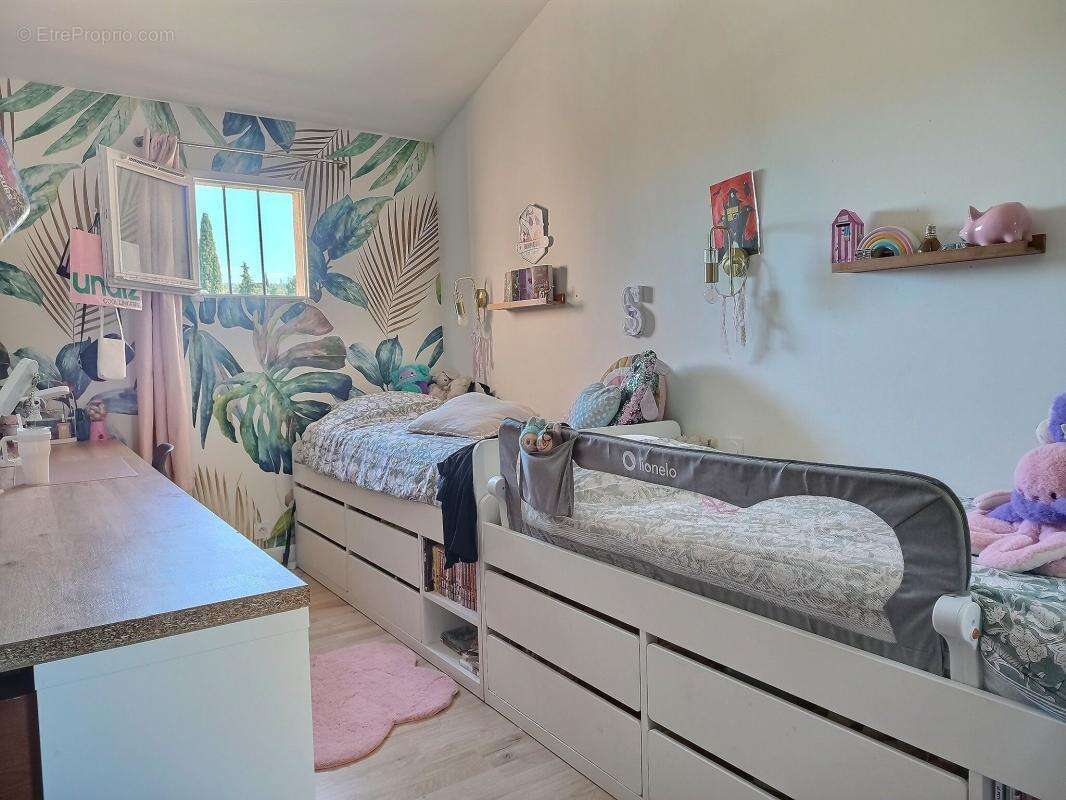 Roquebrune-sur-Argens : Magnifique villa T4 de 80 m² entièrement rénovée, avec extérieur, garage et chambres spacieuses – Emplac - photo 8
