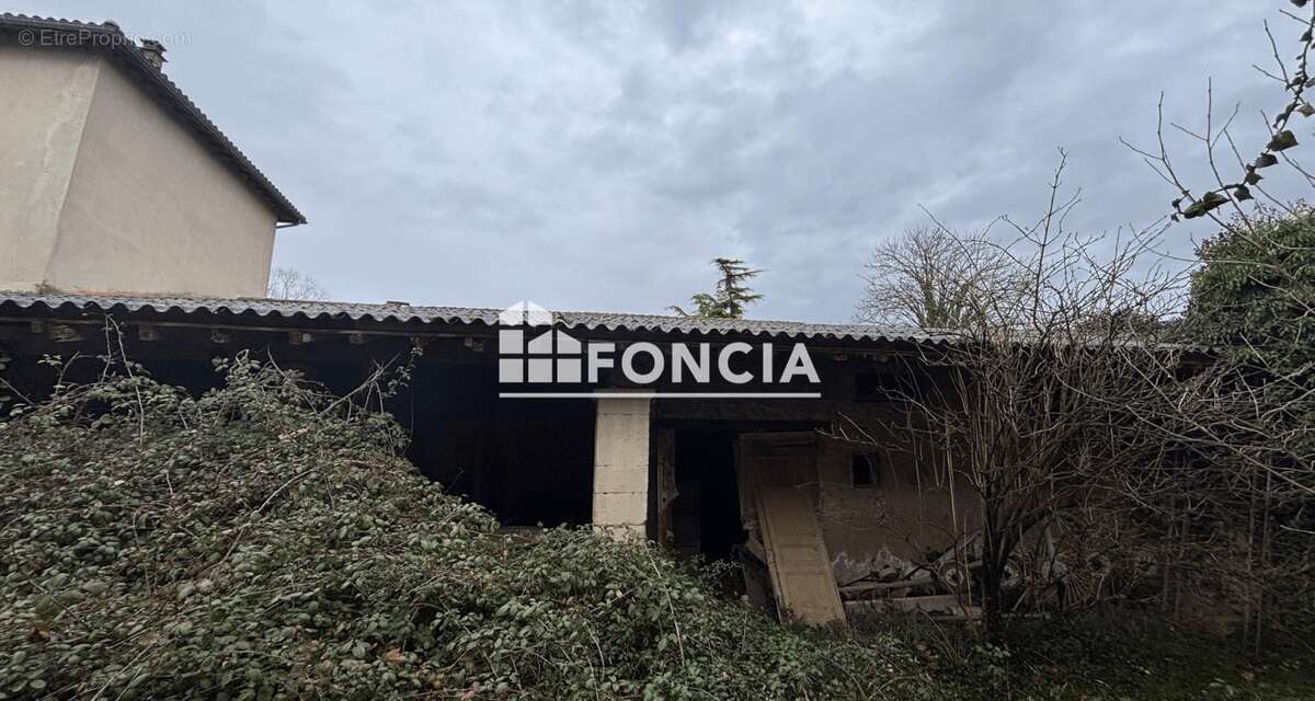 Ancien corps de ferme avec fort potentiel sur 2 300 m² en plein centre de Besayes - photo 5