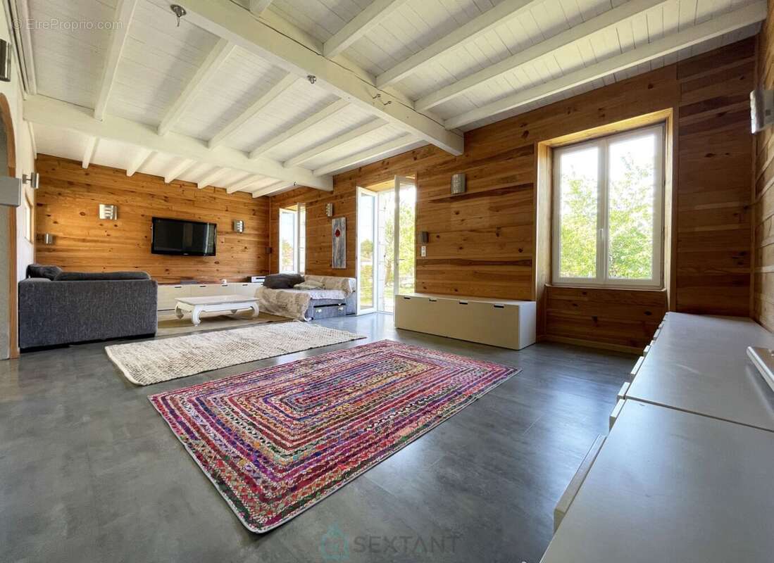 Belle propriété de 325² avec jardin de 3 660m² et dépendances - photo 10
