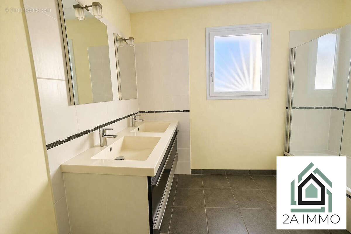 SALLE DE BAINS - Maison à VARENNES-SUR-MORGE