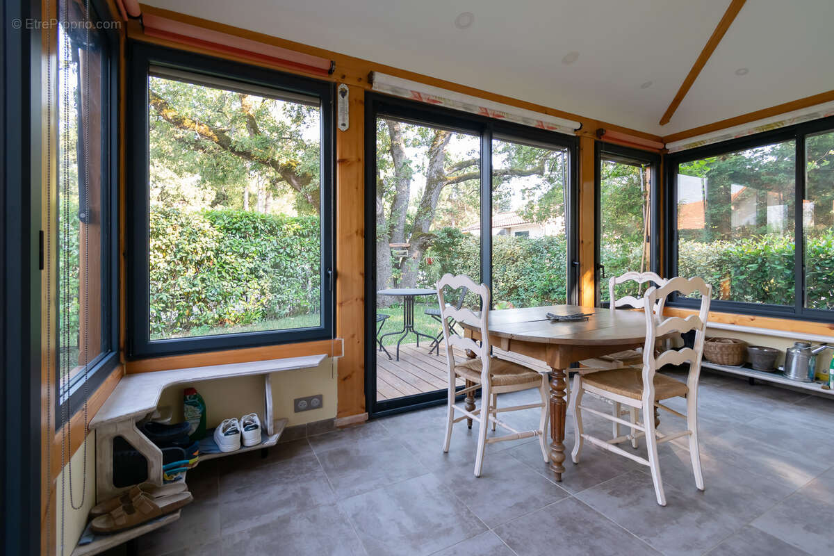 Maison individuelle avec véranda, garages et vidéosurveillance - photo 13