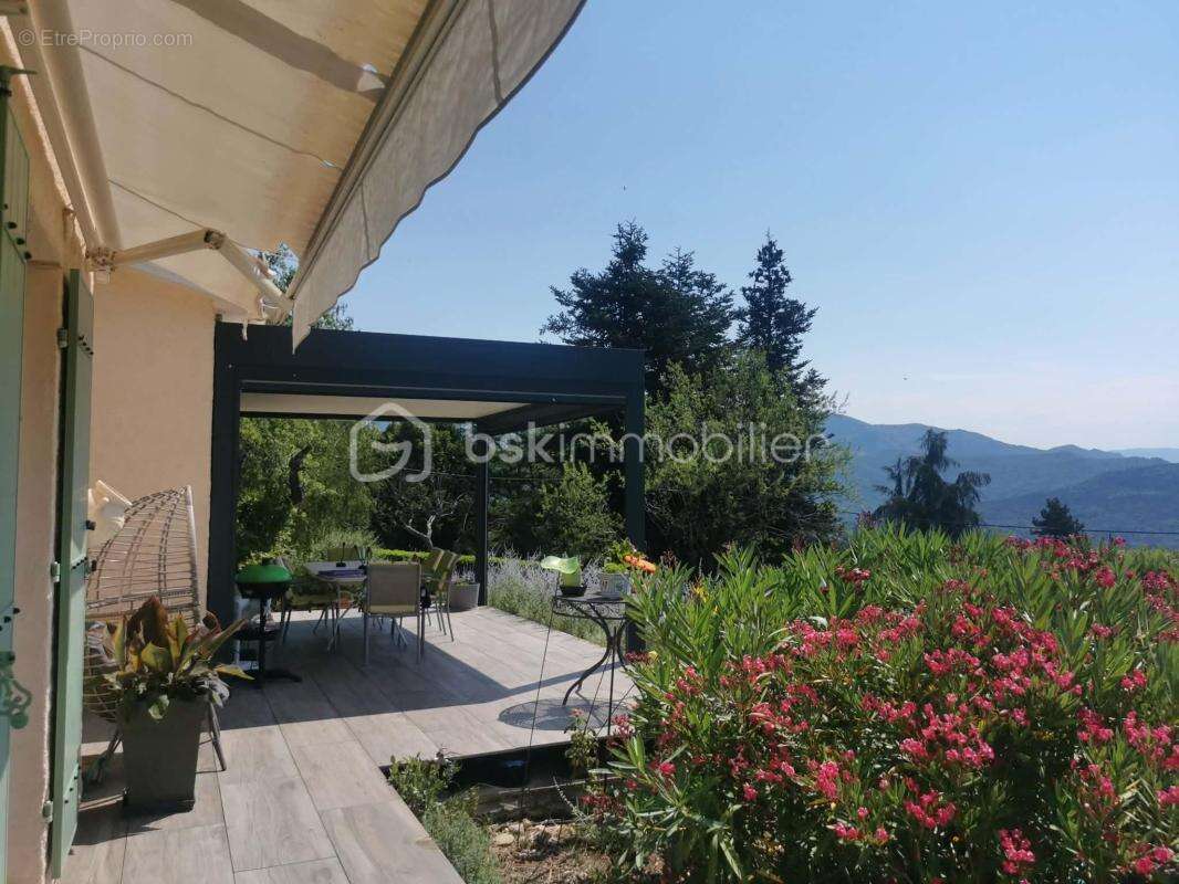 THOARD - propriété d'exception - deux villas de plain-pied (235m²) - terrain 5 264m² - piscine - garage - photo 5