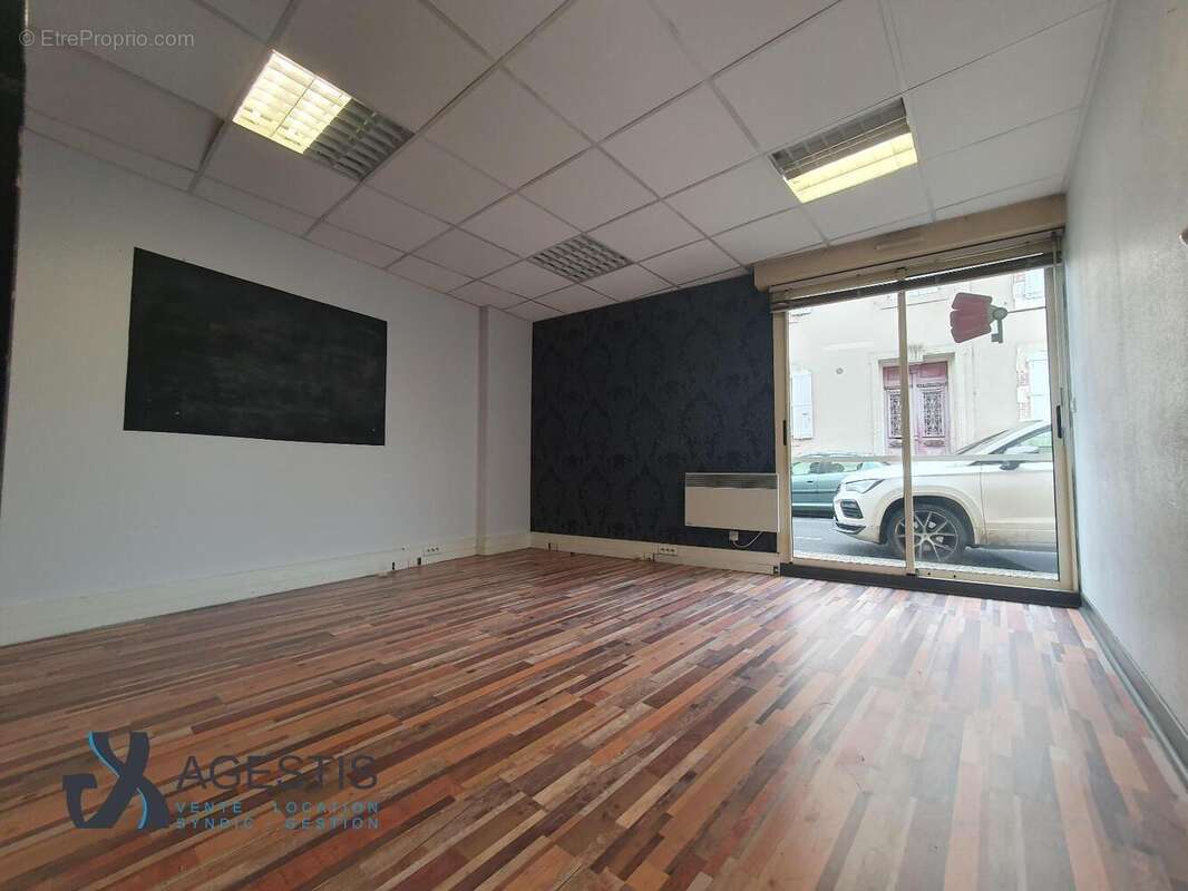   - Commerce à CASTRES