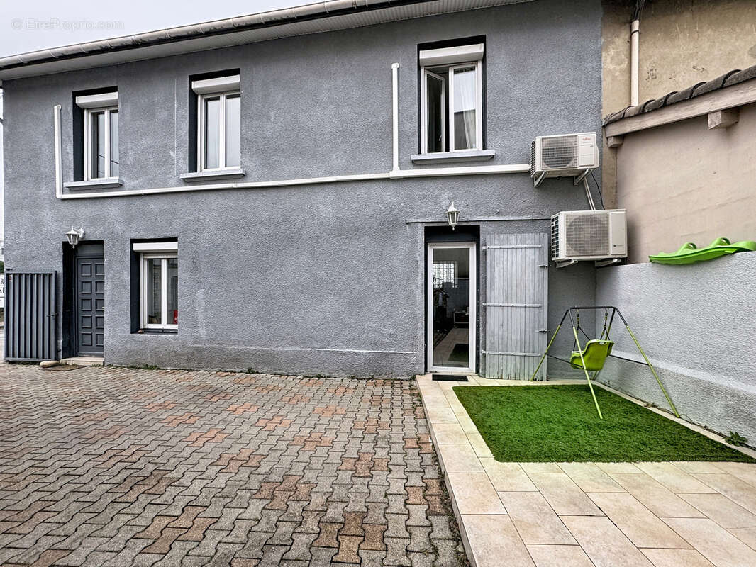 Maison à SAINT-GENIS-LAVAL