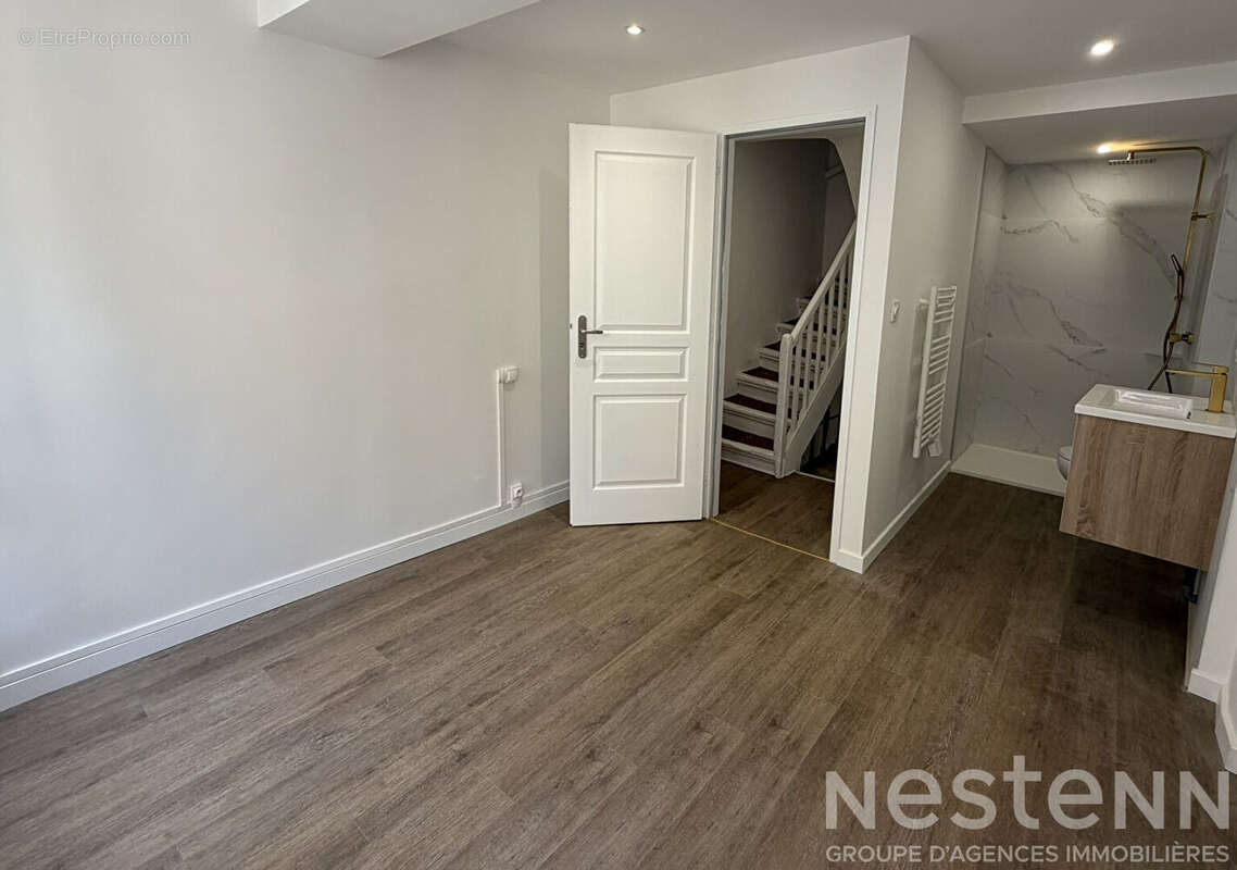 Maison de ville entièrement rénovée dans la Bastide de Carcassonne avec deux chambres en suite à proximité de l'université - photo 3