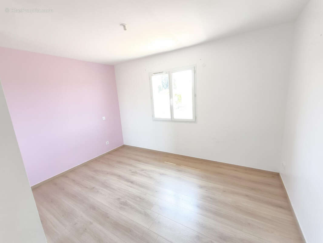 Maison récente T4 de 110 m2 de plain-pied avec terrasse et terrain clôturé - photo 11