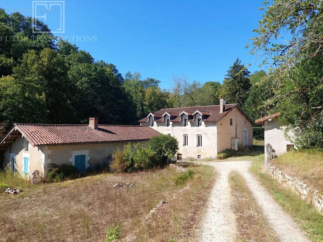 Maison à SAINT-MARTIAL-DE-VALETTE