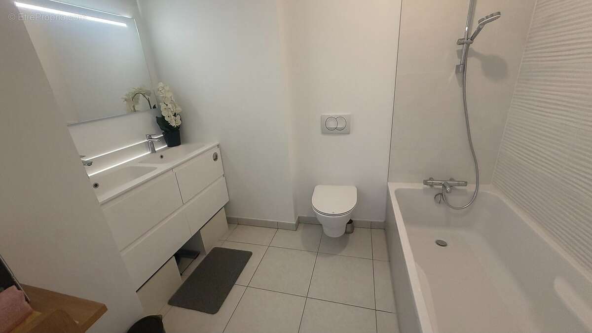 salle-de-bains-moderne-double-vasque - Appartement à VILLE-LA-GRAND