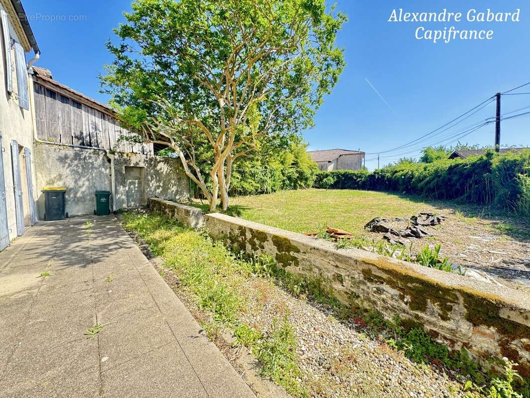 Maison en pierres - 3 chambres - Jardin - Dépendances et fort potentiel - photo 2