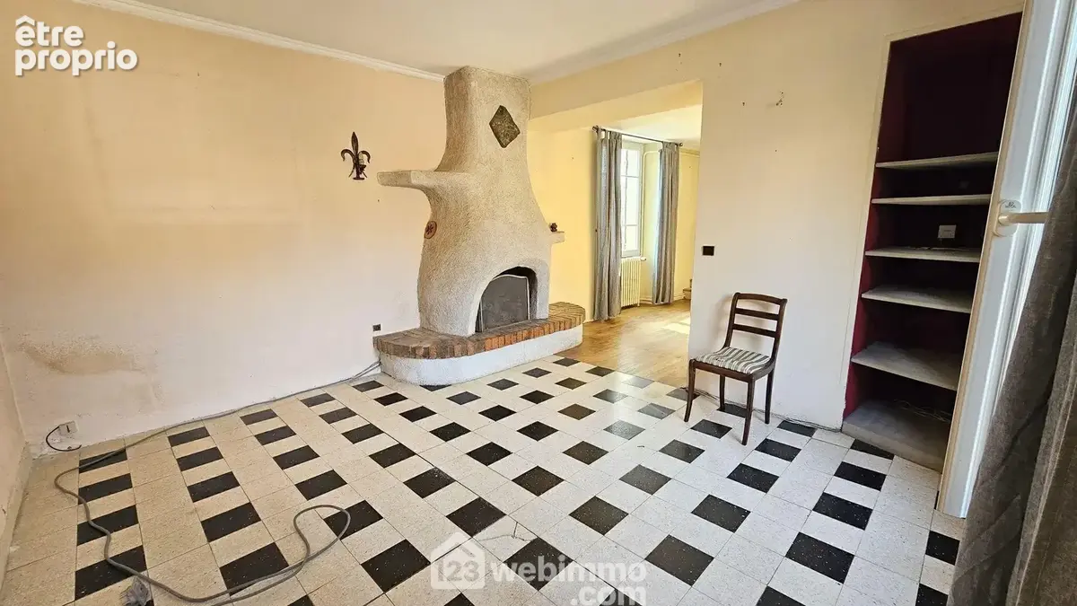Un séjour avec sa cheminée ouverte.