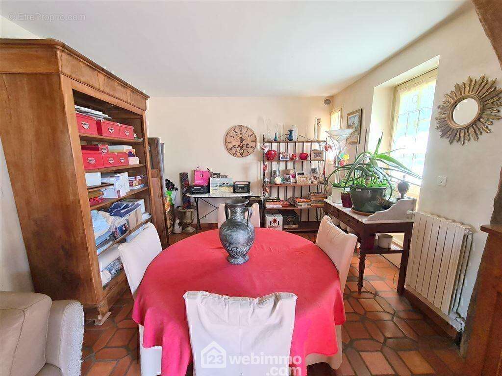 Une salle à manger lumineuse.