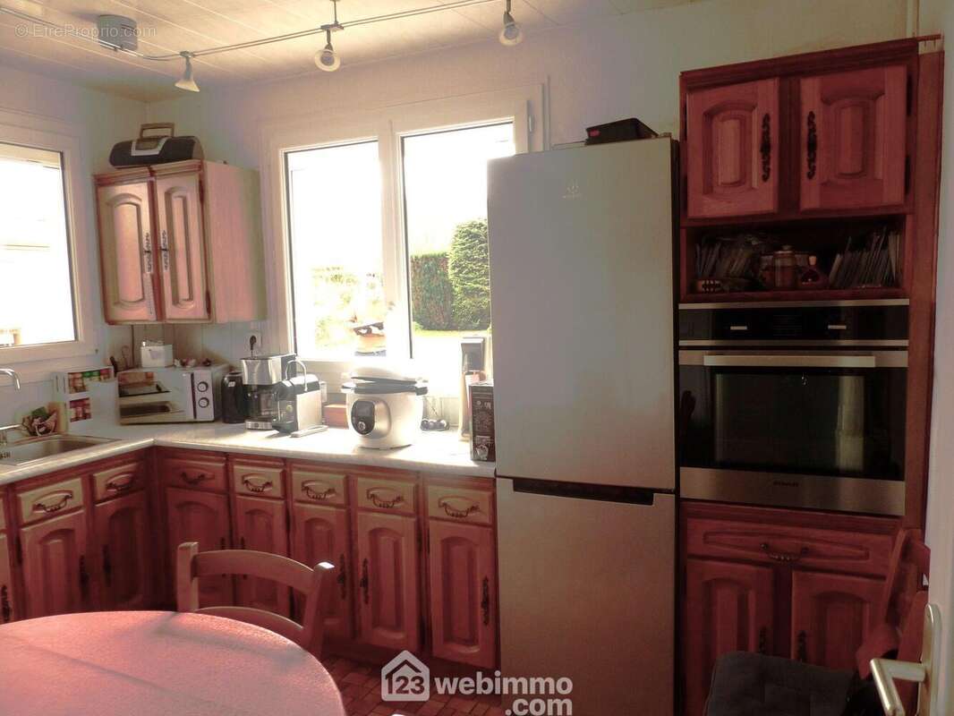 Cuisine aménagée et équipée, en chêne. - Maison à ISNEAUVILLE