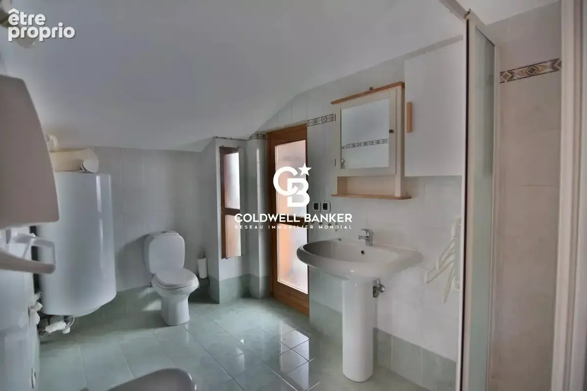 Appartement en dernier étage avec balcons - 81 m² au total (40 m² loi carrez) - Les Houches centre - photo 6