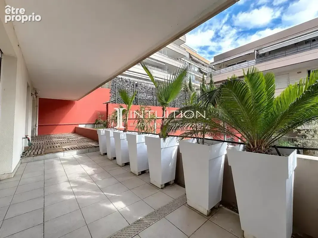 MANDELIEU - Centre Ville : trois pièces avec grande terrasse, jardin et annexes - photo 17