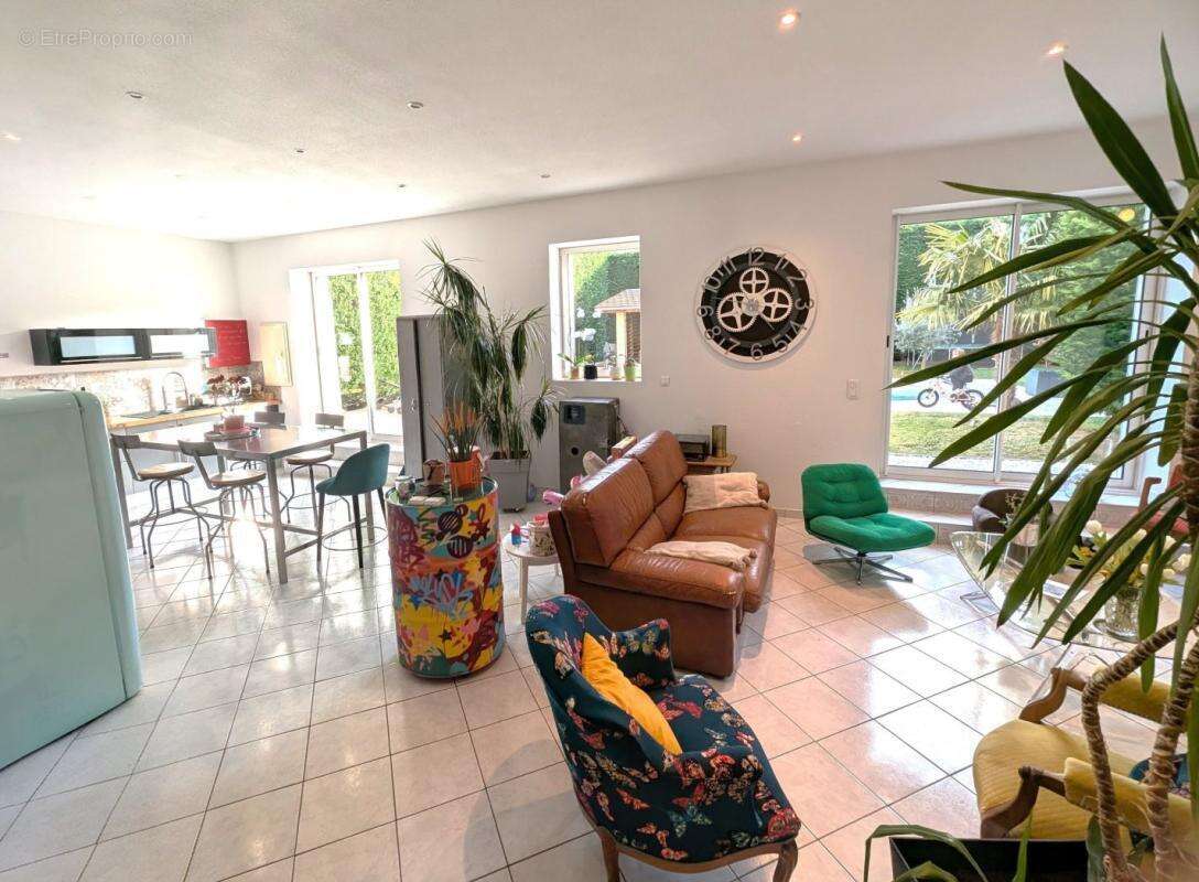 Maison 200 m² à Riorges  - photo 2