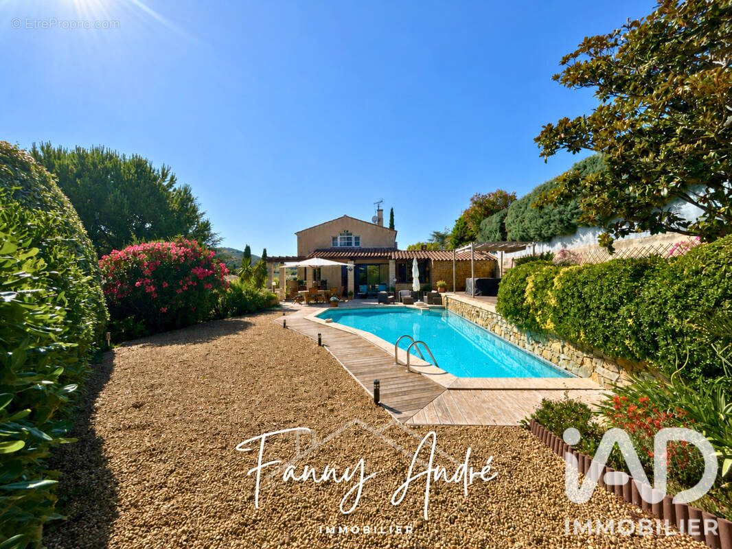 Photo 1 - Maison à LE CASTELLET
