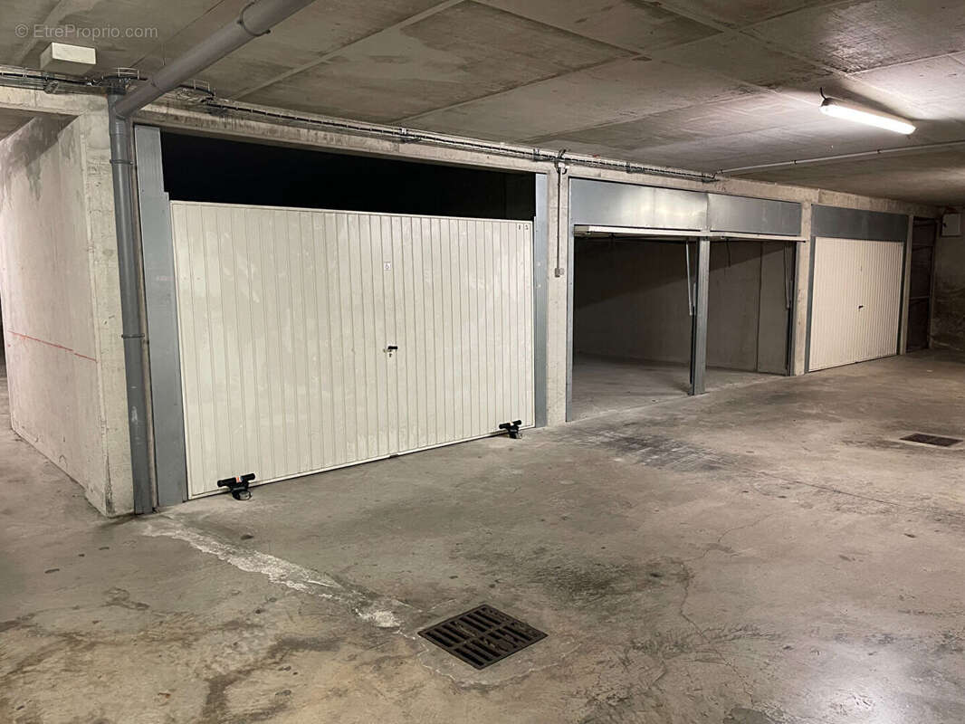 Parking à CAGNES-SUR-MER