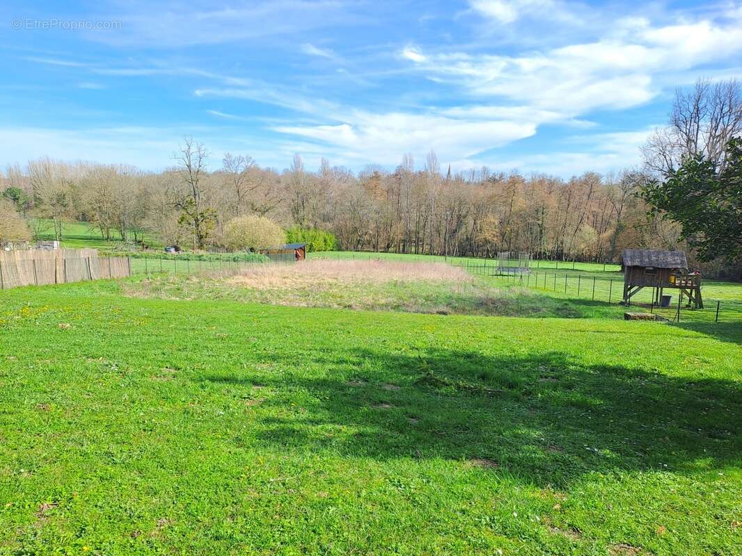 Propriété de caractère avec dépendances et un terrain constructible - photo 3
