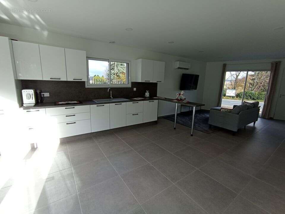 Maison à CREUZIER-LE-VIEUX