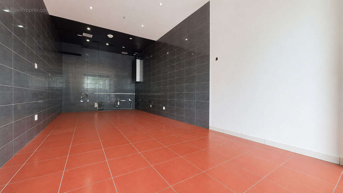 MURS A VENDRE - Local de 21 m2 en pied d'immeuble - photo 2