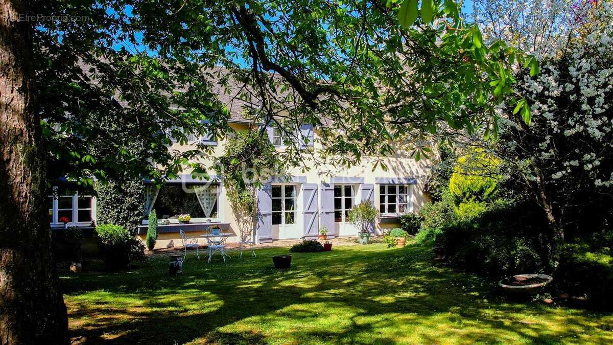 Joyau résidentiel à Fourchambault : Propriété familiale avec charme intemporel et élégance rustique de l’aménagement - photo 4