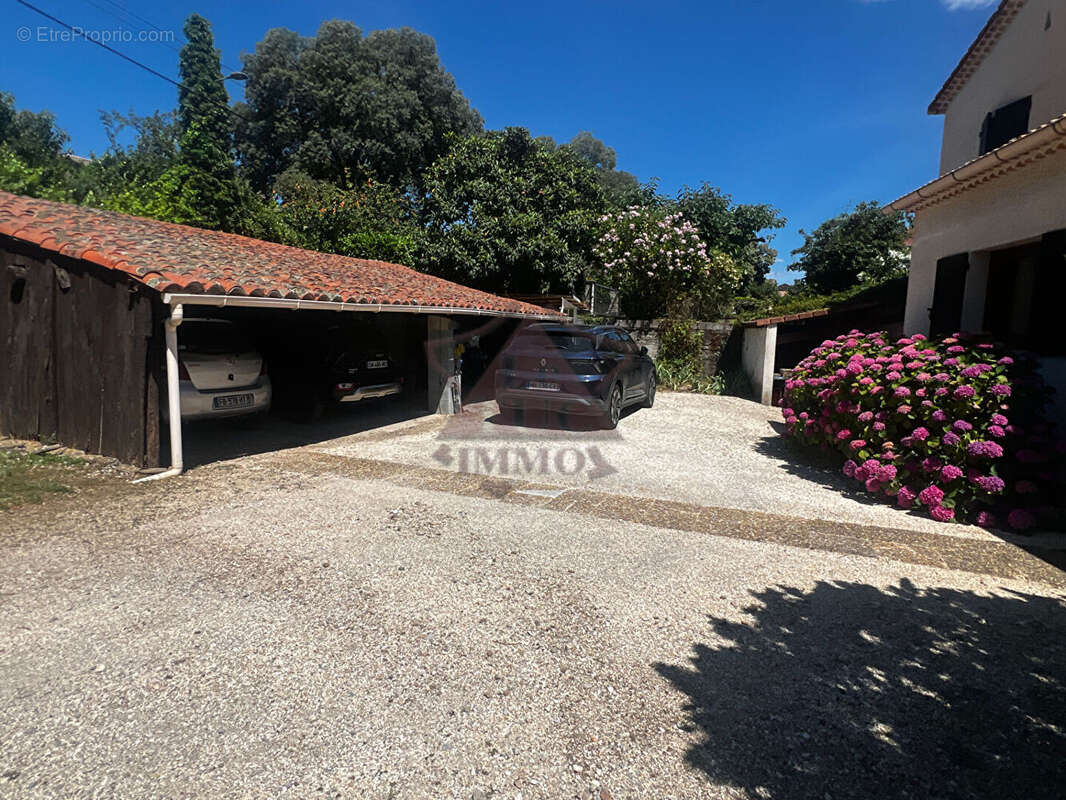 Maison avec piscine dans un environnement calme - photo 12