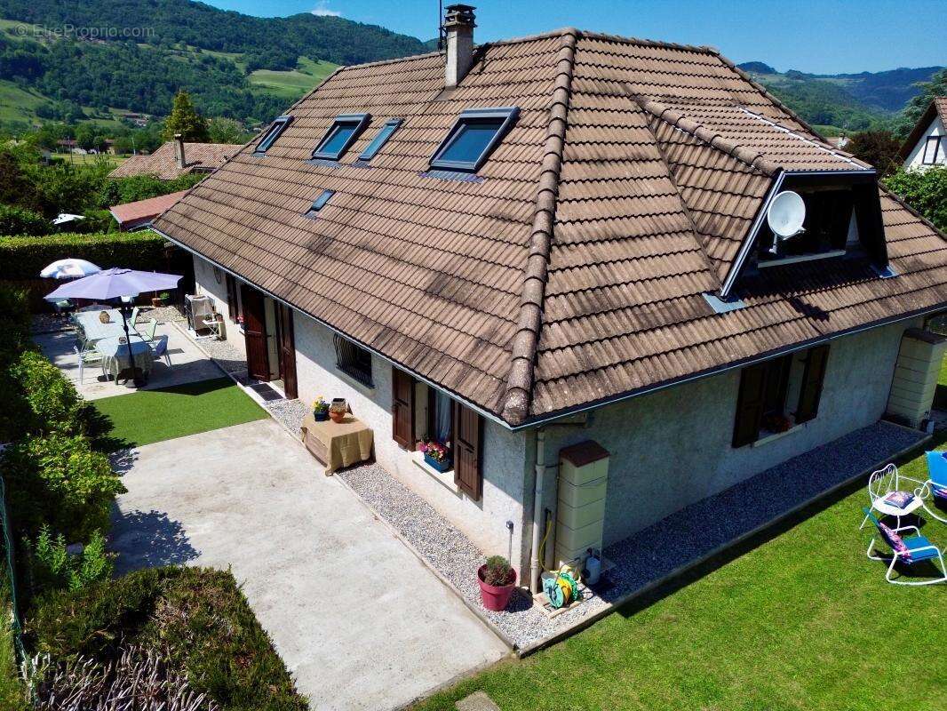 Maison familiale aux beaux volumes et vue imprenable sur la Sure - photo 2