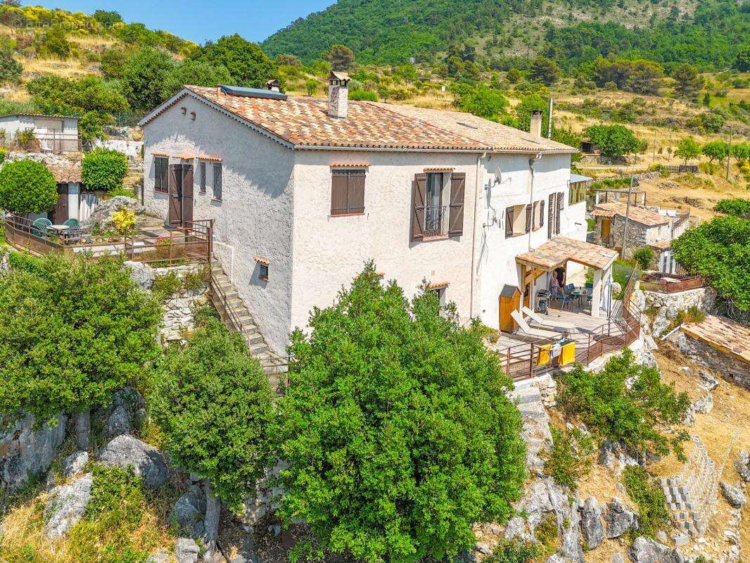 Bâtisse de 180,30 m², 3 appartements + Terrain 34 443 m² - photo 9