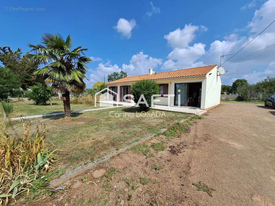 Maison 103 m² à Saint-Denis-Du-Payre  - photo 2