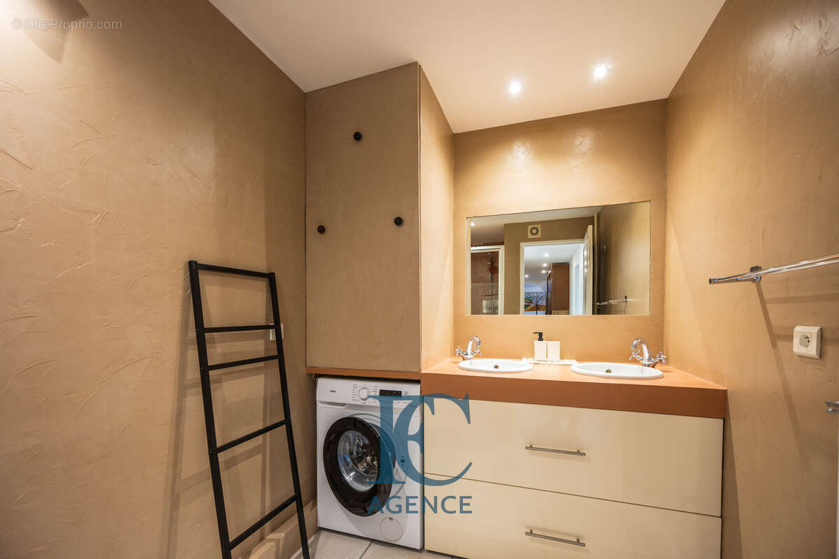 Appartement à SIX-FOURS-LES-PLAGES