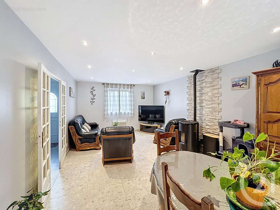 Maison à VAUX-LE-PENIL