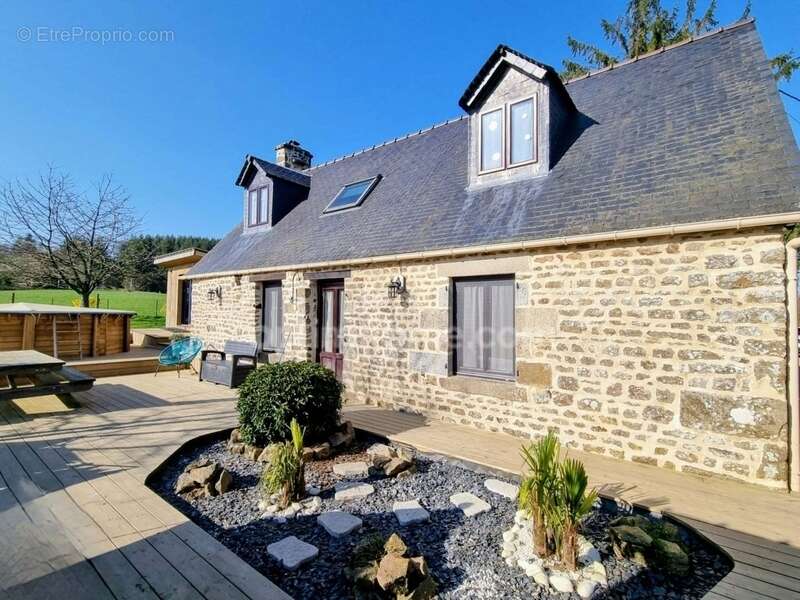 Maison à SAINT-CHRISTOPHE-DE-CHAULIEU